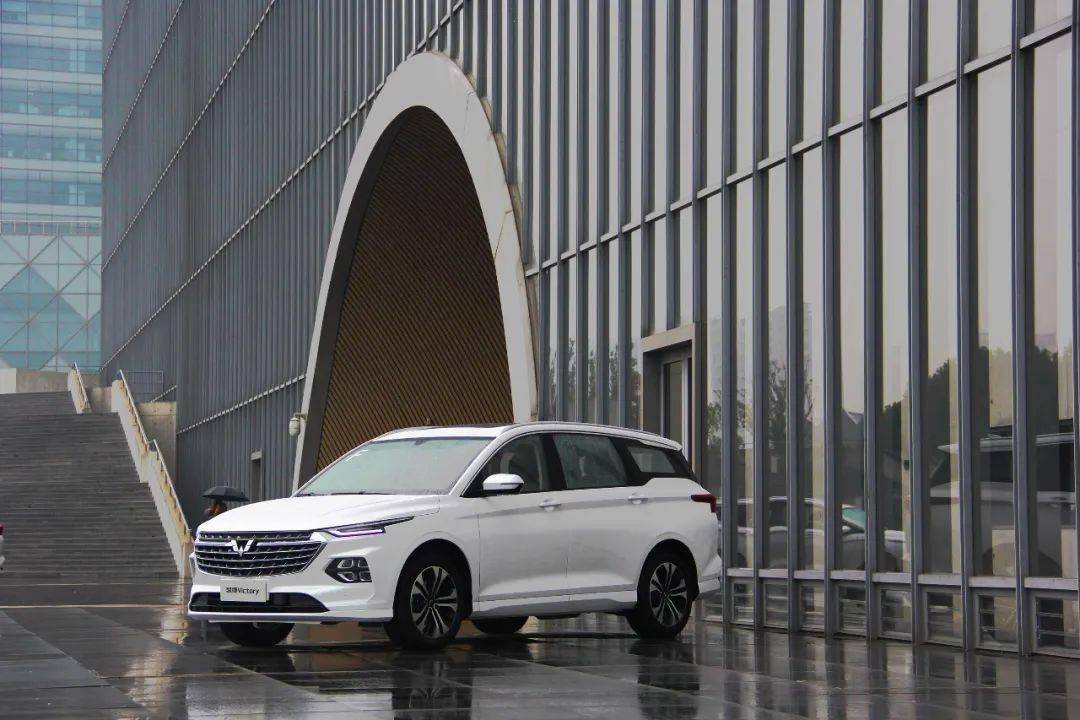 试驾新一代五菱神车这台大4座mpv真香