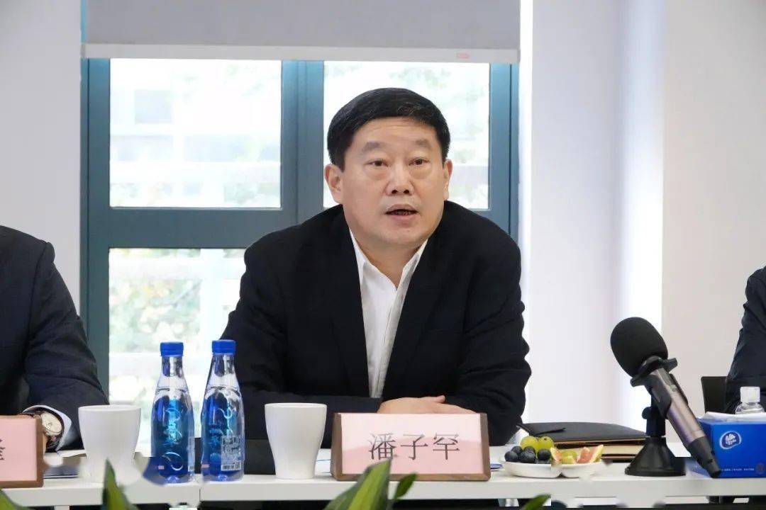 永葆劲头交流出新上海市静安区副区长潘子罕领导一行莅临上实龙创调研