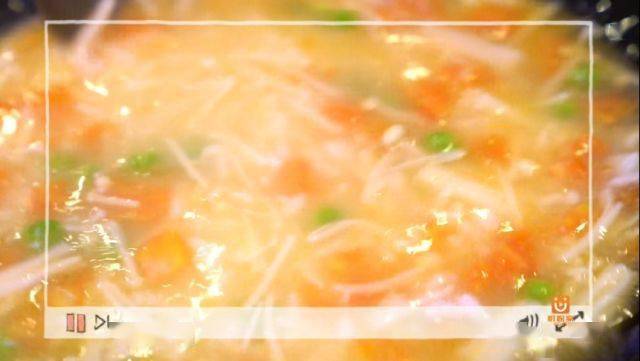 将番茄,金针菇,豌豆 放入锅中煸炒 加入高汤 再放入米饭同煮 然后