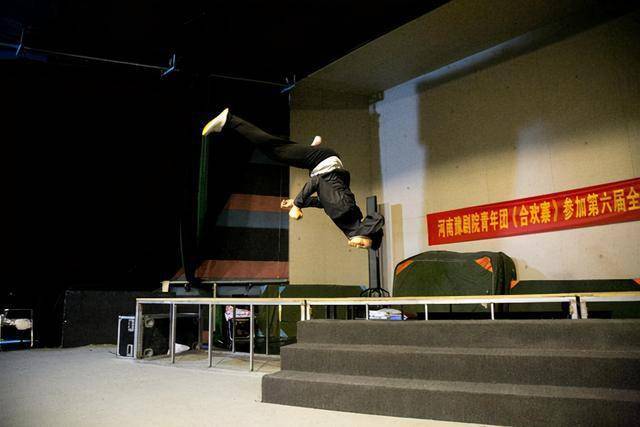 唱豫剧当然得回河南,郑州是我的根吕军帅从北京求学回来后,便加入了