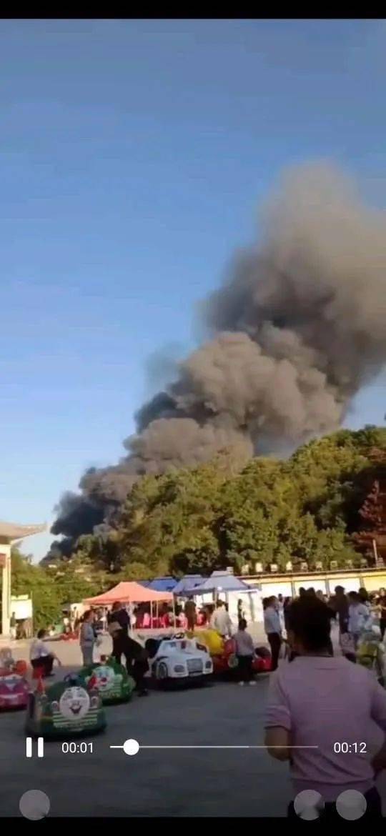 五华水寨一废品站发生火灾现场浓烟滚滚方圆几公里都可看到