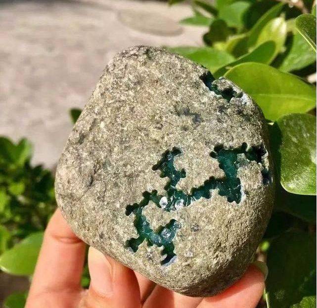 为尝赌石滋味,3000买下这块翡翠原石,不料走了狗屎运!