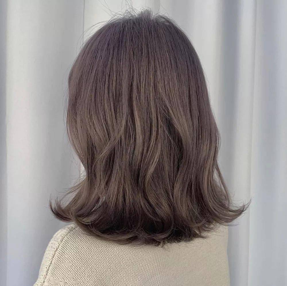 染了个亚麻色,效果不输发廊,发质竟然也变好了