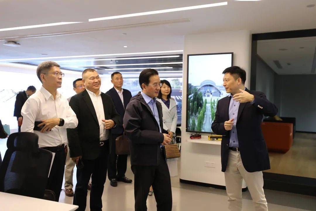 陈市长听取张辉博士汇报后,对我司基于车路协同的数字轨技术给予了