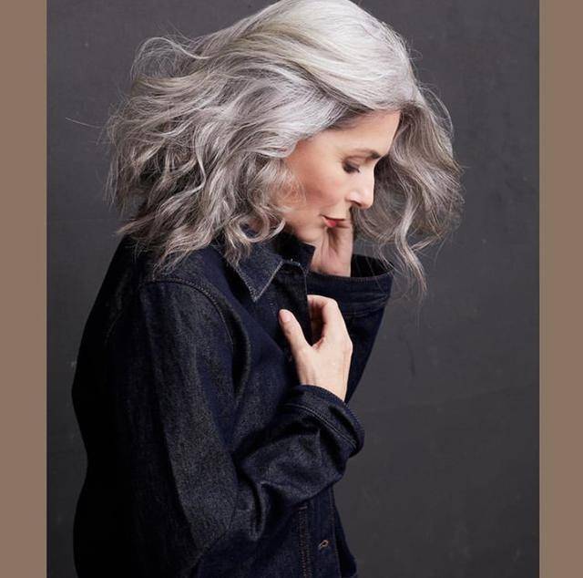 50岁以后女性的保养与魅力这位银发模特自有心得值得借鉴