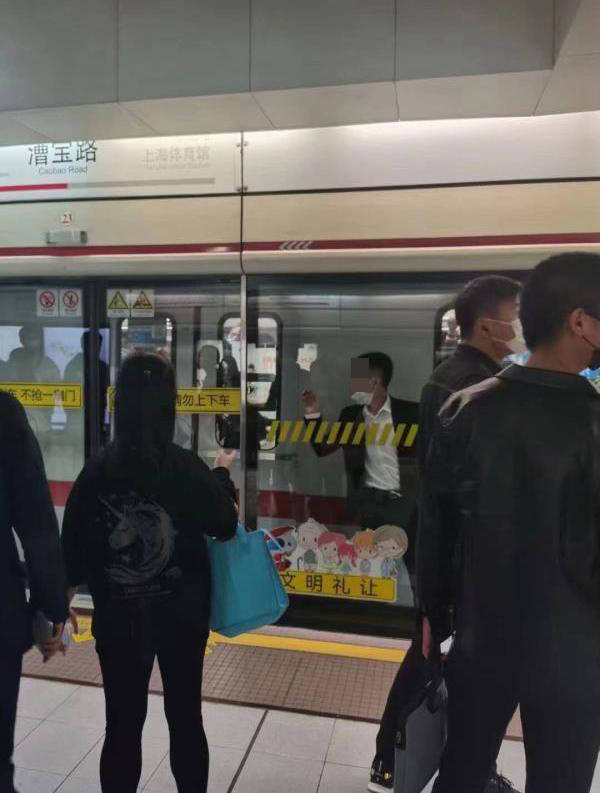 上海地铁晚高峰一男子被夹屏蔽门和列车中,所幸被救没受伤