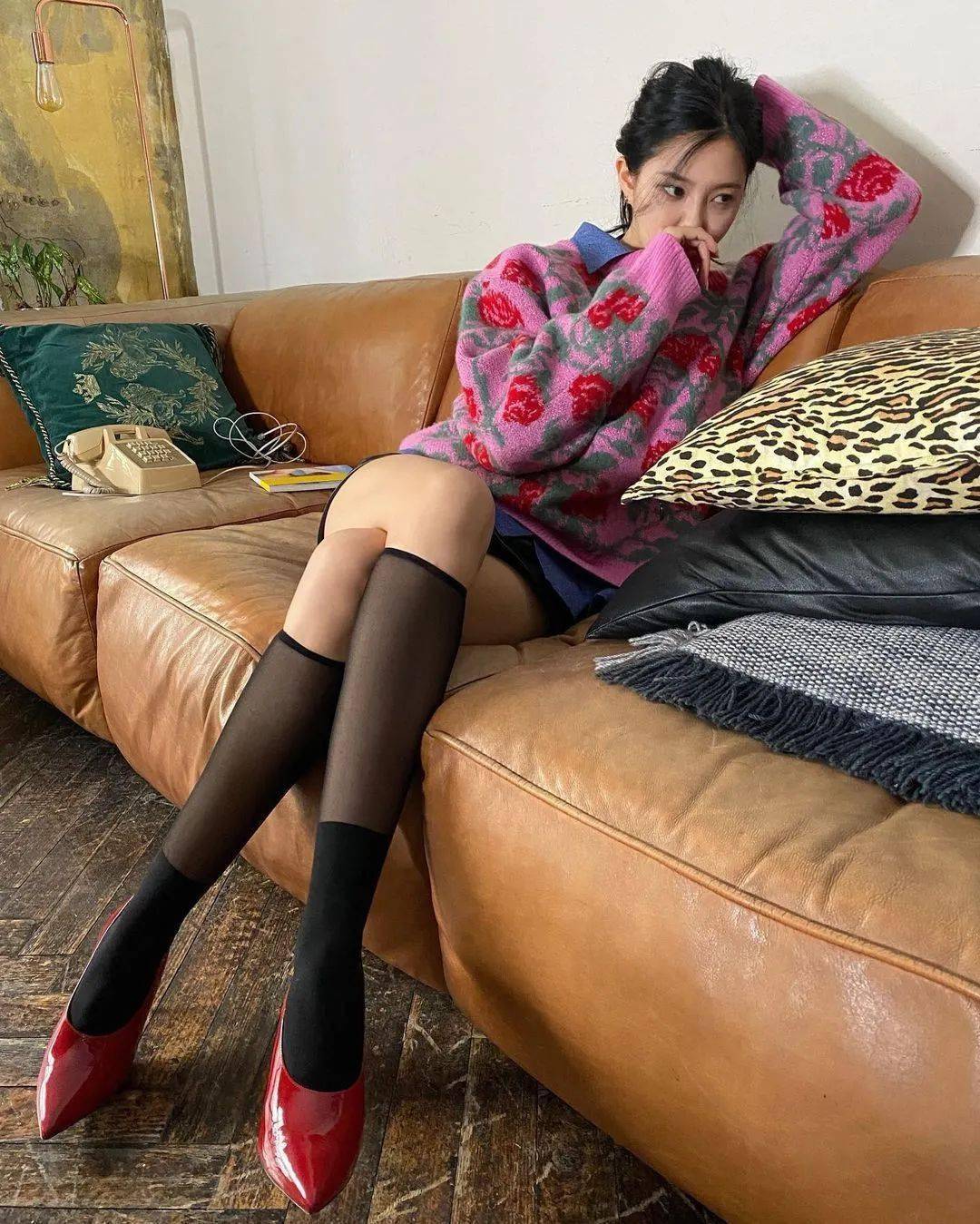 黑色系的穿搭又a又帅,朴孝敏的大长腿穿搭果然性感又不失酷帅!