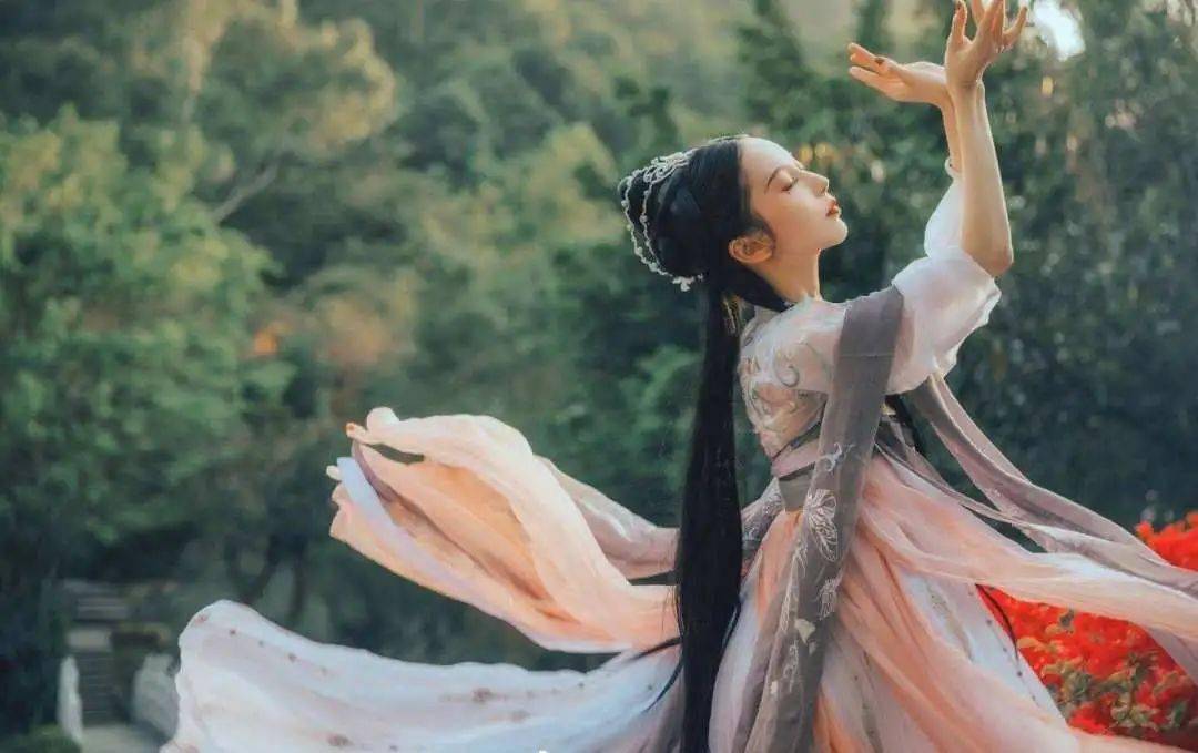 青视角纤衣长袖洒脱飘逸今天你爱上汉服了吗