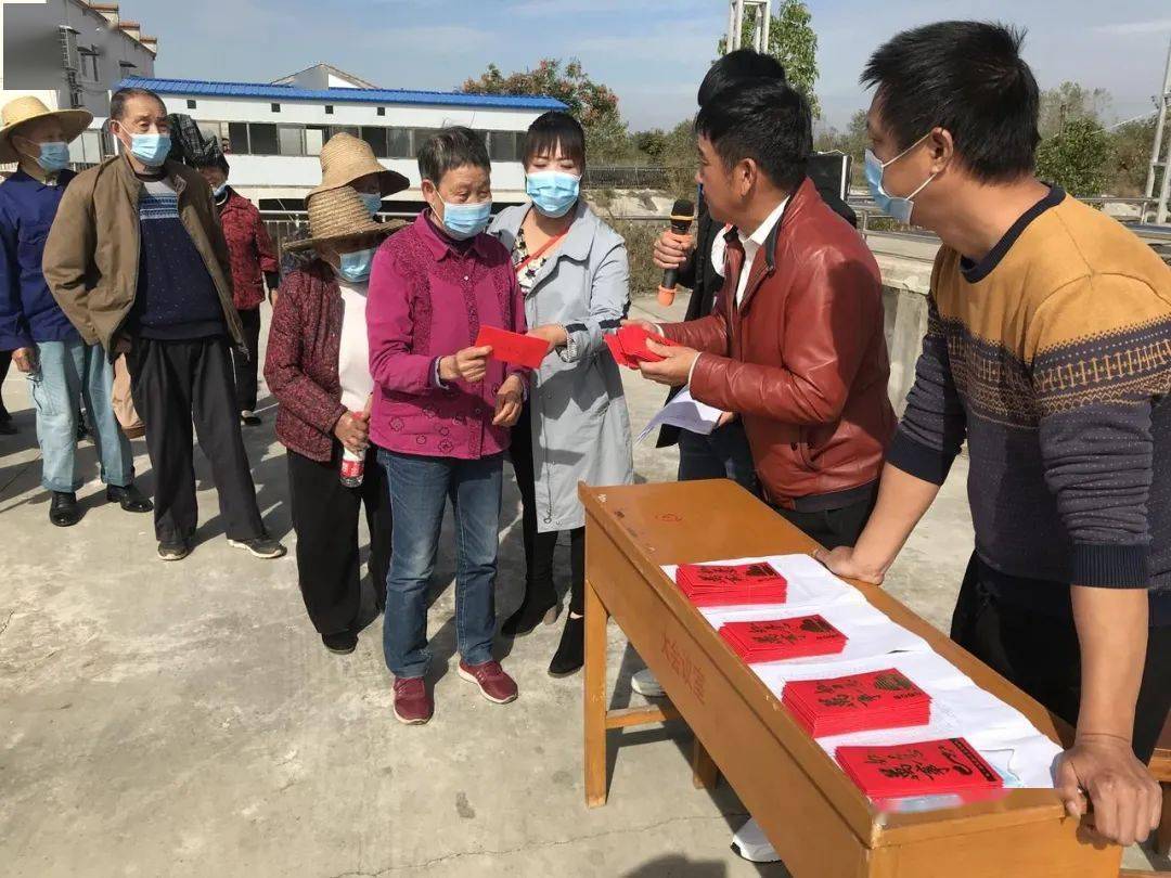 新洲李集爱心企业家捐赠10万元慰问高龄老人