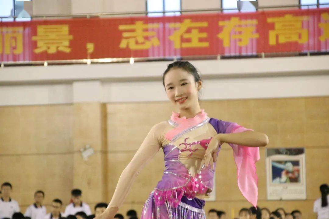 校长刘苗苗作主题讲话,她说:"2020年是丽景学校十周年的创校纪念日,在