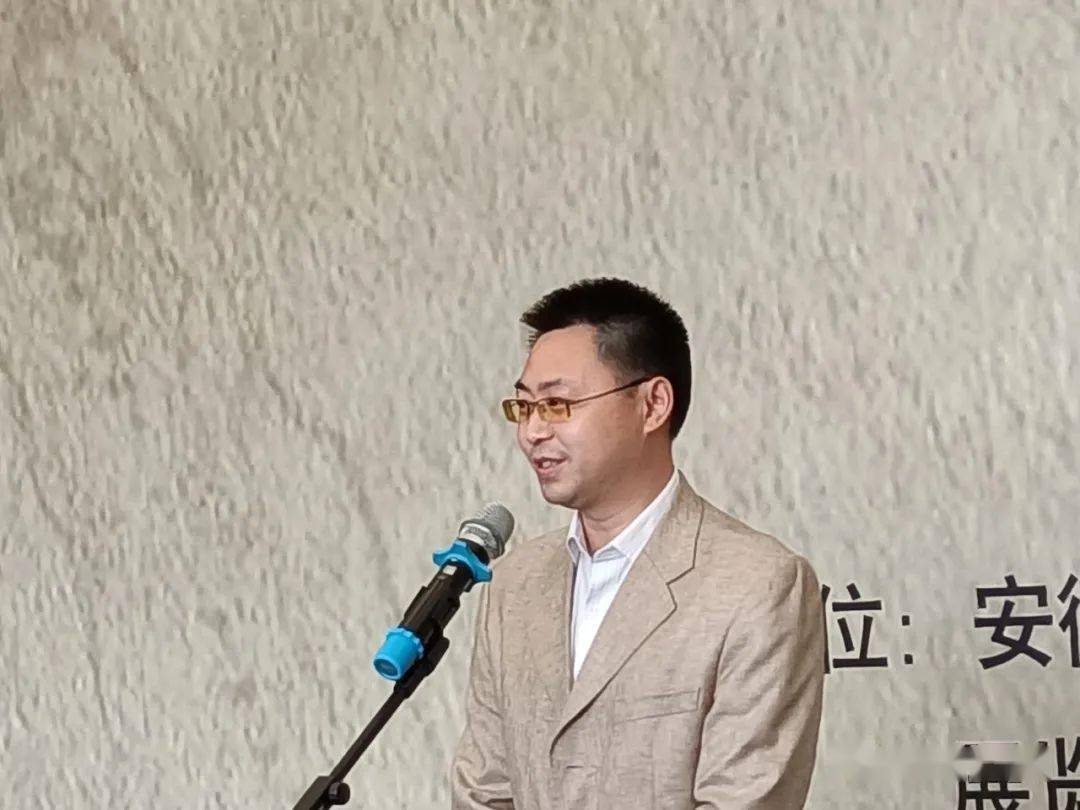 广西壮族自治区党委宣传部副部长韩流宣布画展开幕展览现场:座谈会