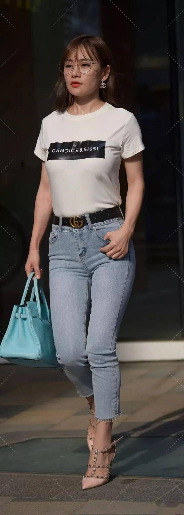 潮流小姐姐穿紧身牛仔裤,衬托好身材,凸显好气质_美女