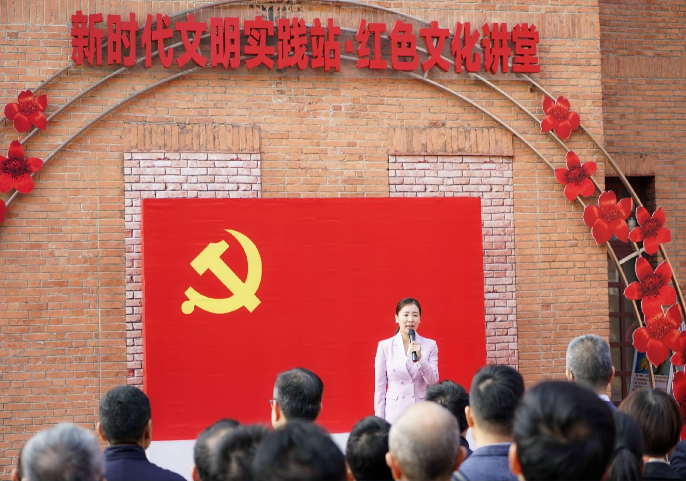 以文化人 使宣讲形式更接地气宣讲不止于"讲",将其演化成丰富的文艺