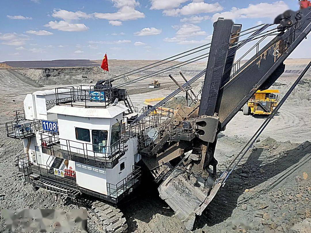 胜利能源露天矿巨型采掘设备集体亮相