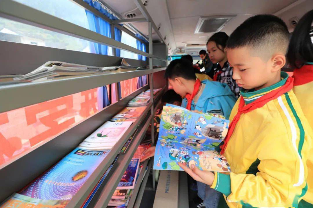 流动图书车来了余庆打通全民阅读最后一公里