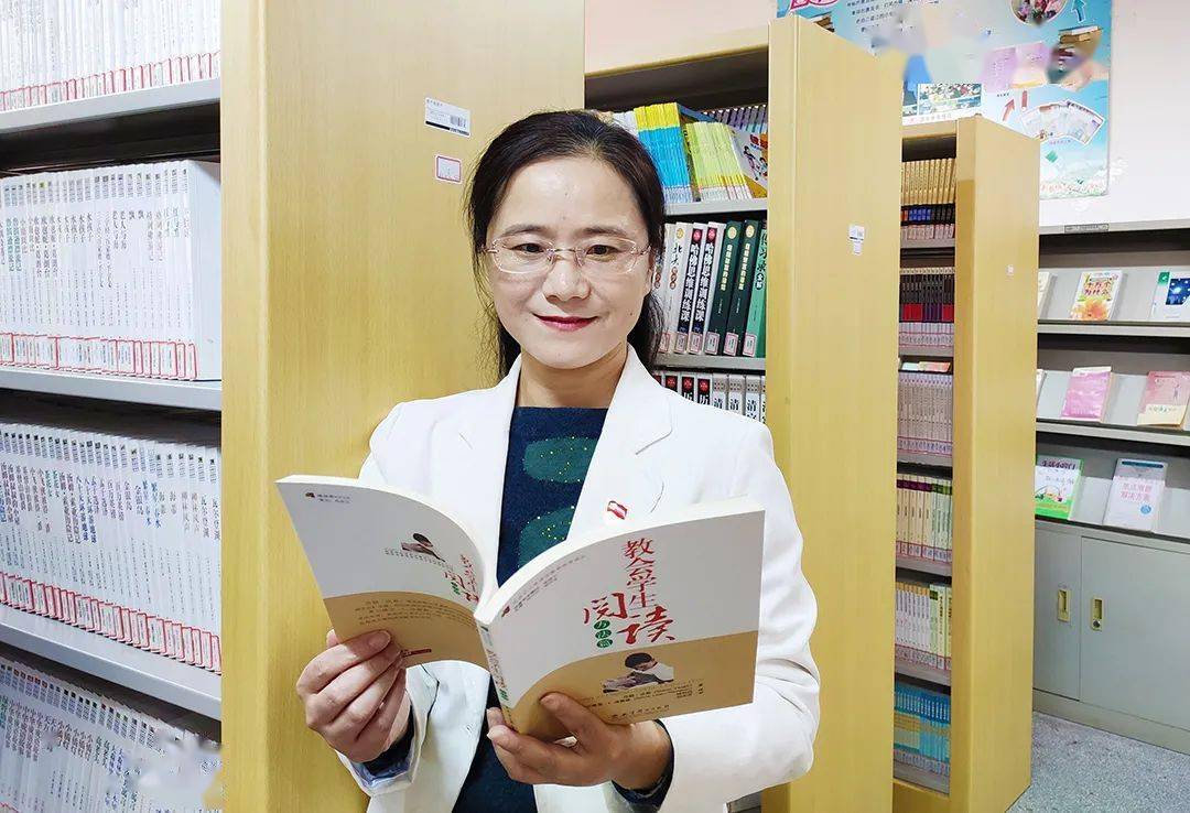 陈娟,高级教师,1995年参加工作,现任泰州市城东中心小学副校长, 泰州