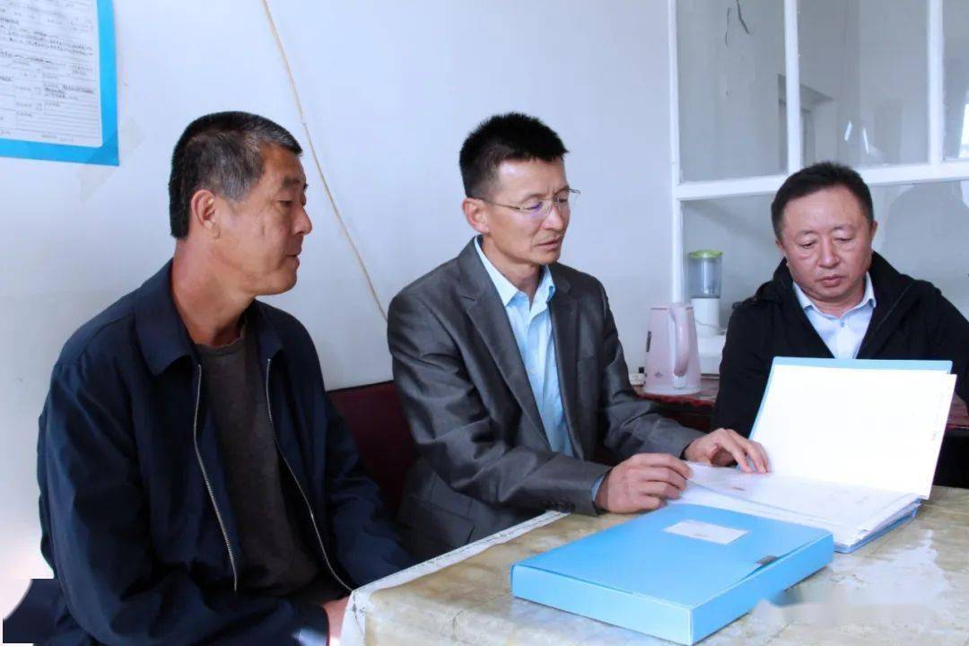 调研中,苏日嘎拉图一行深入准格尔召镇准格尔召村贫困户白晓军家中,与