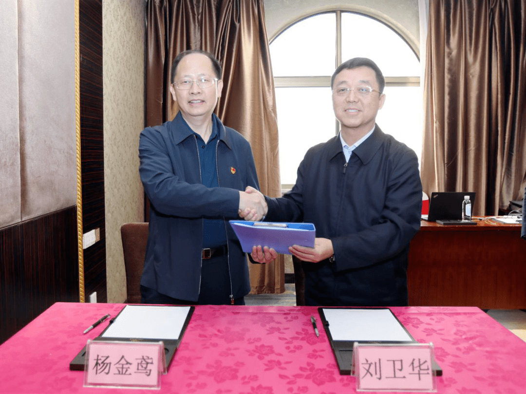 代表督察组向永州市人民政府副市长刘卫华转办了第一批群众投诉举报件