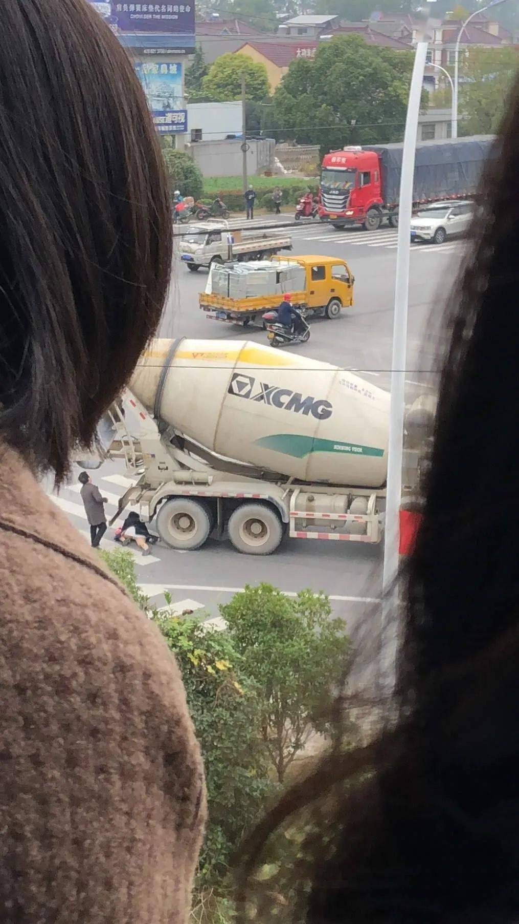 三岁女童发生水泥灌车与电动车相撞事故扬中大道兴隆路段某红绿灯路口