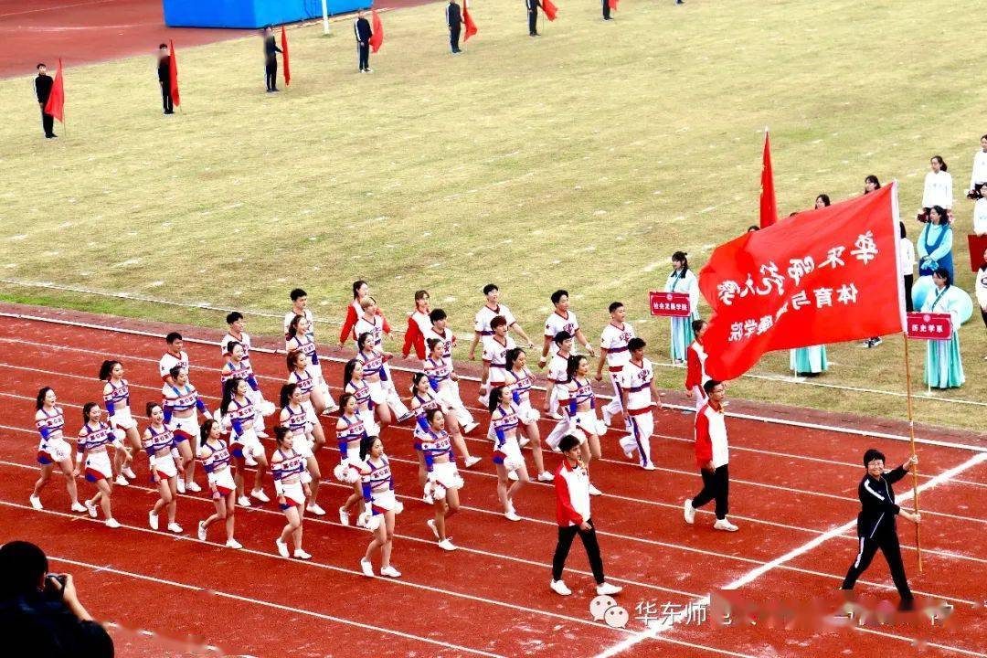 《義勇軍進行曲》,五星紅旗冉冉升起;跟隨著悠揚的華東師範大學校歌