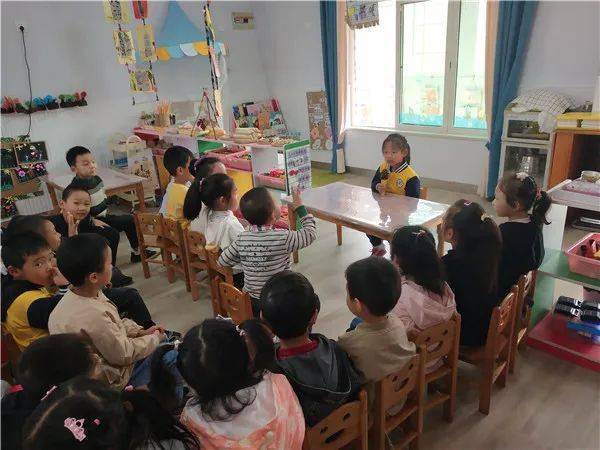 幼兒或分享遊戲中的經驗;或談談今日的新聞;或說說天氣和年月日;或