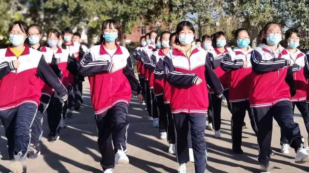 宝坻一中高一年级努力践行军训精神