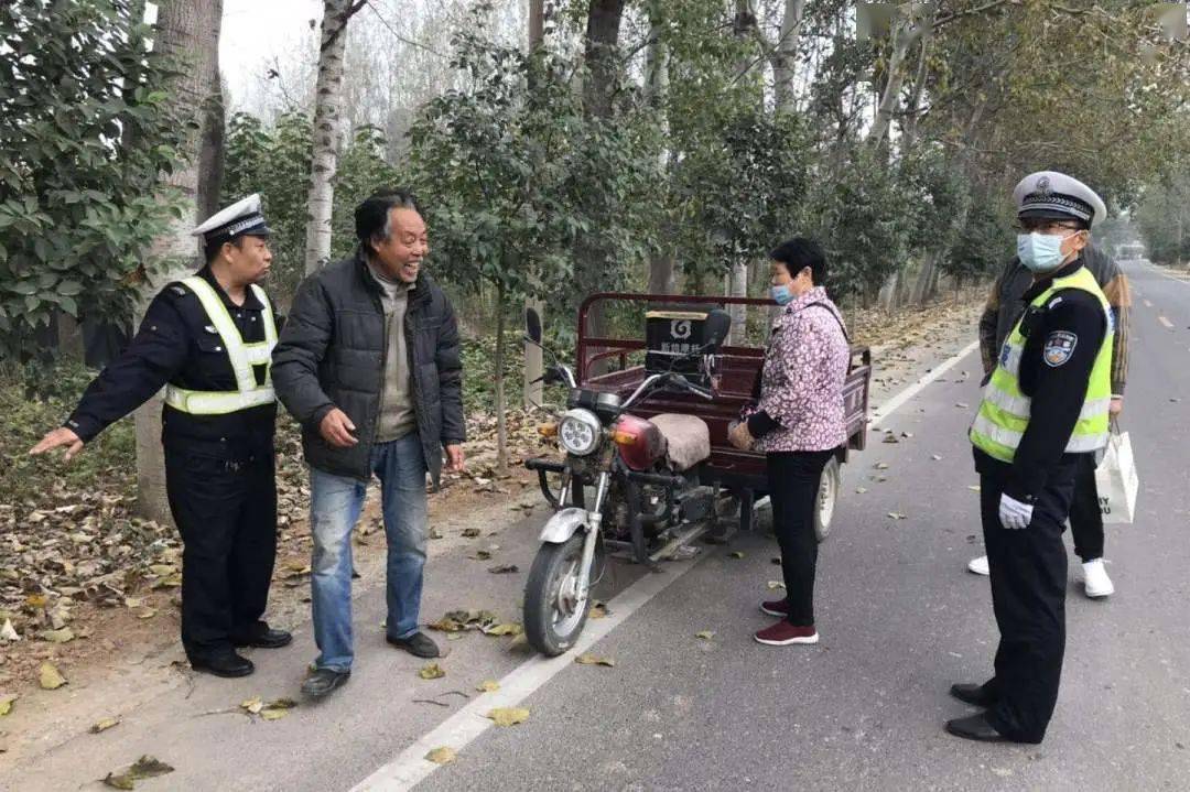 灵宝交警对农用三轮车违法载人说不