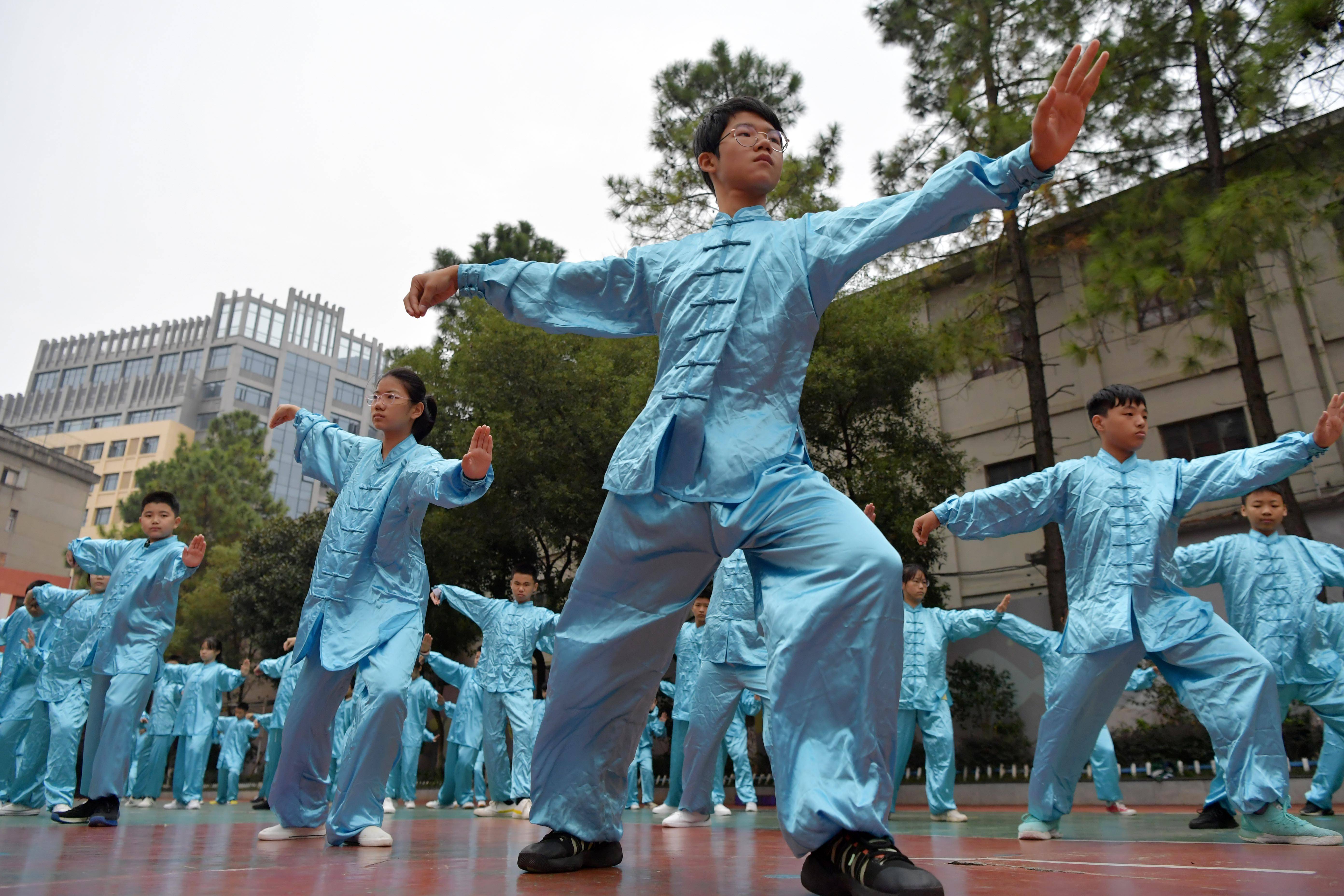 10月29日,学生在操场上练习太极拳.