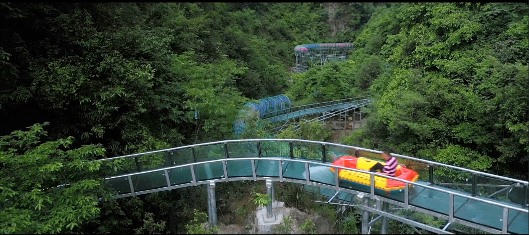 玻璃栈道双门峡景区行车路线:绥阳—小峰坎—双门峡东门尽情游走于