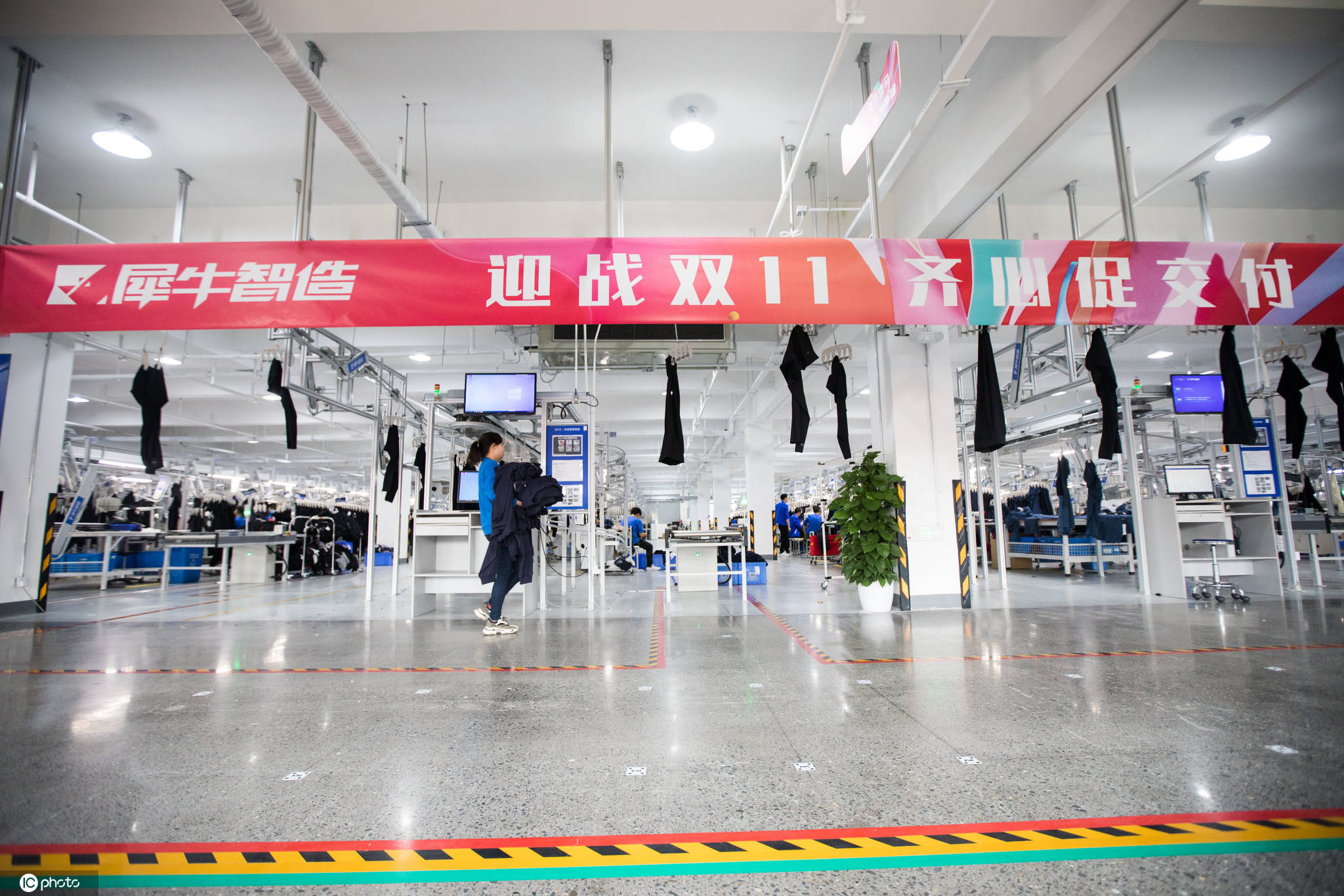 犀牛工厂迎亮相后首个双1102厂区内挂满给工人打气横幅