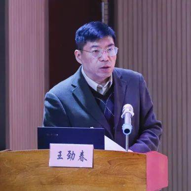 福山外国语小学课程研发部主任王劲春老师以《学校传