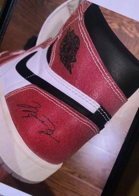 闭眼冲亲儿子复刻aj1芝加哥联名发售还有乔丹签名