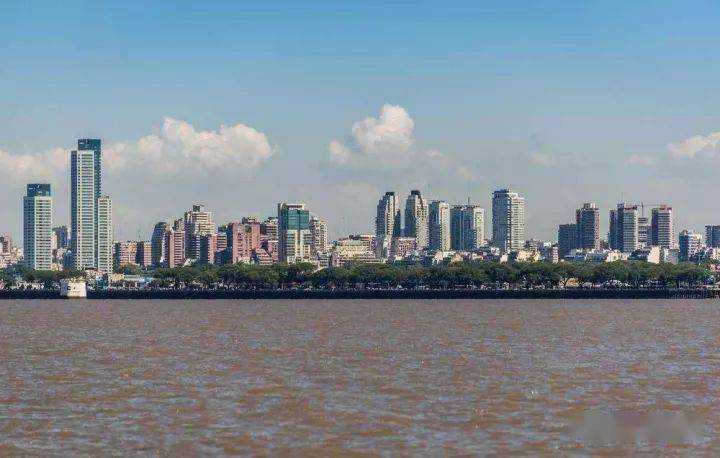 虽说拉普拉塔河的实际长度只有320公里,但它的宽度却有50公里,河口最