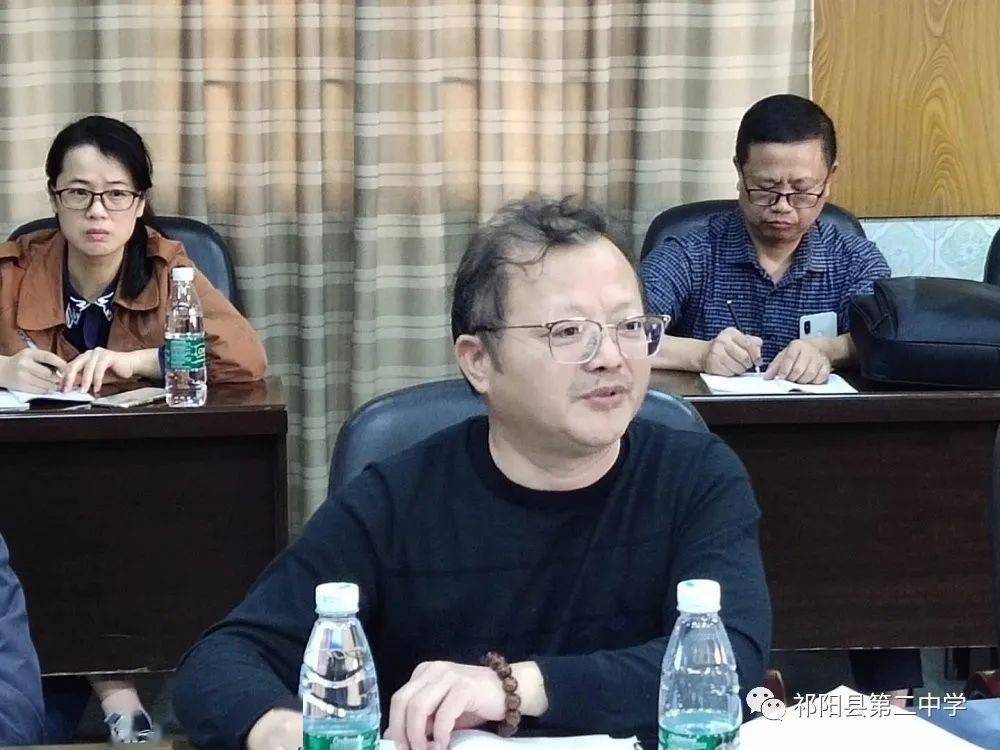 祁阳二中党委书记,校长石献忠代表学校领导,对前来督导的领导,专家