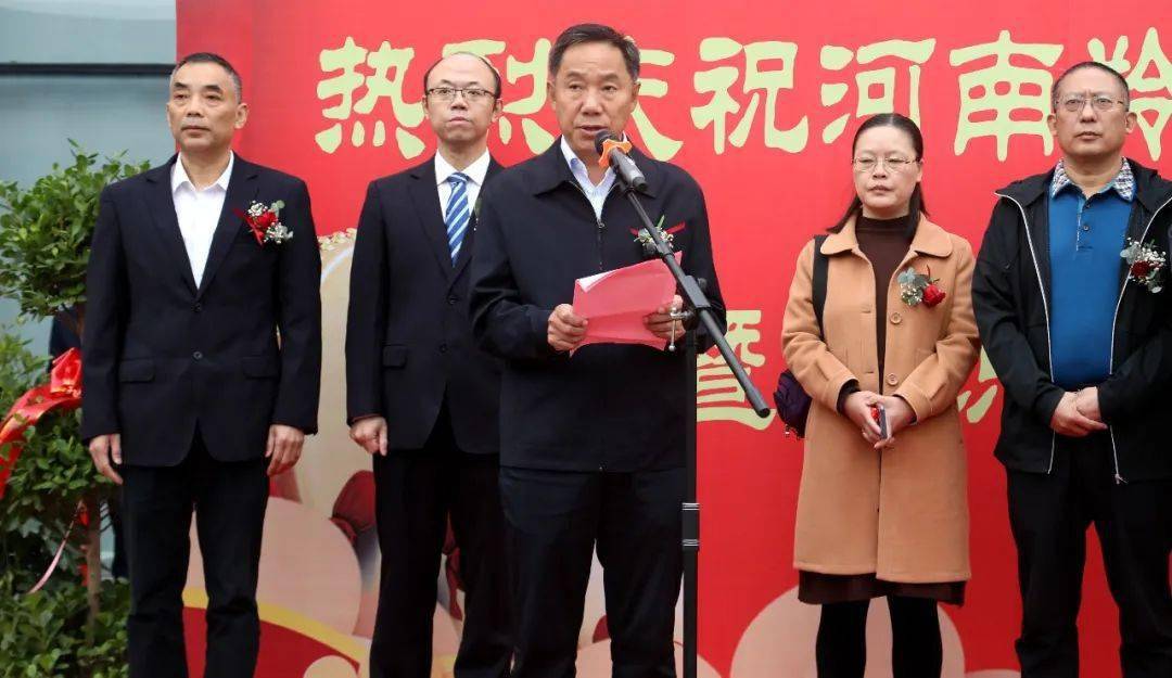 羚锐制药副总经理,羚锐医药公司董事长武惠斌介绍了羚锐大药房筹建的