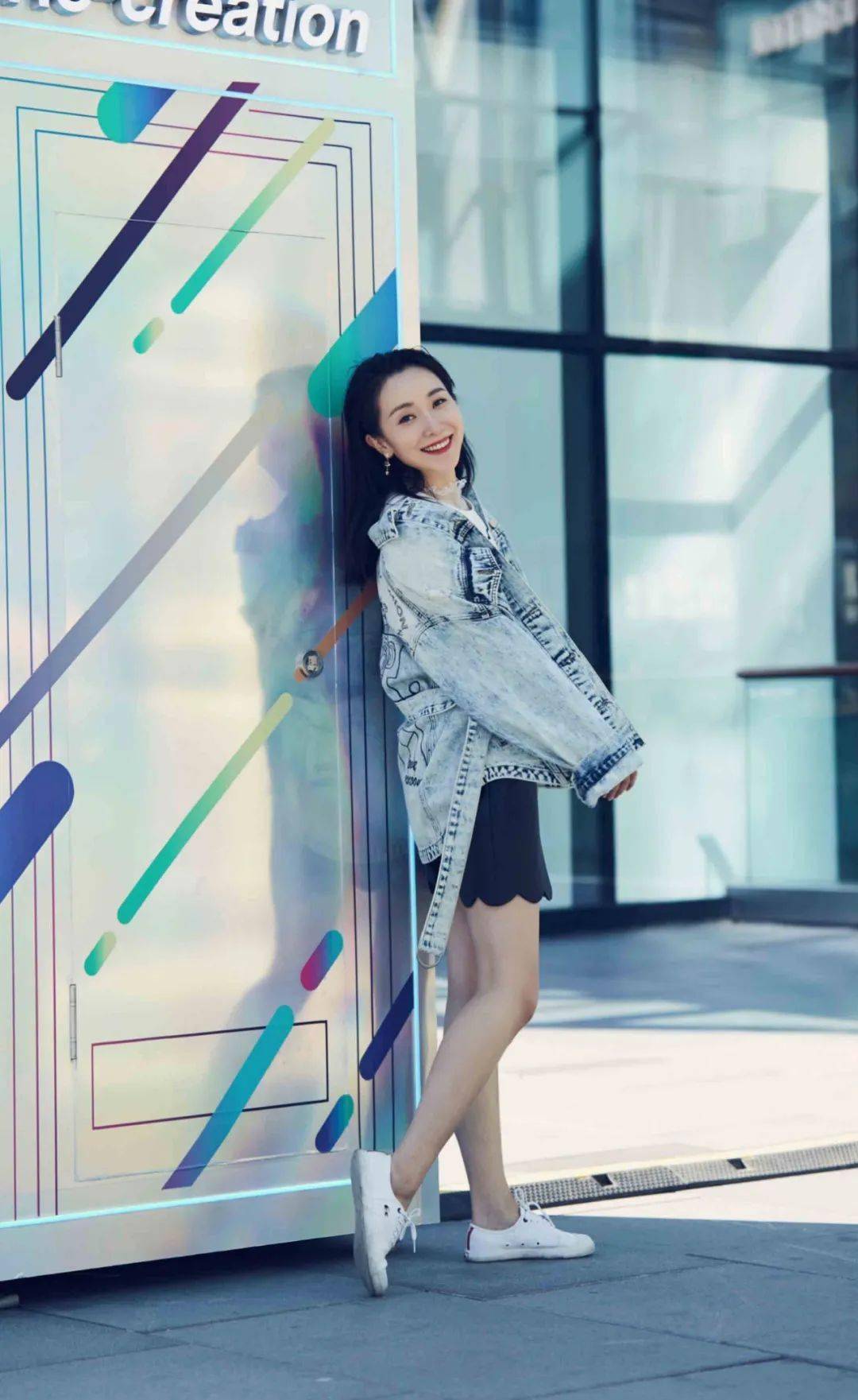 许歌最新休闲街拍尽显秋日悸动