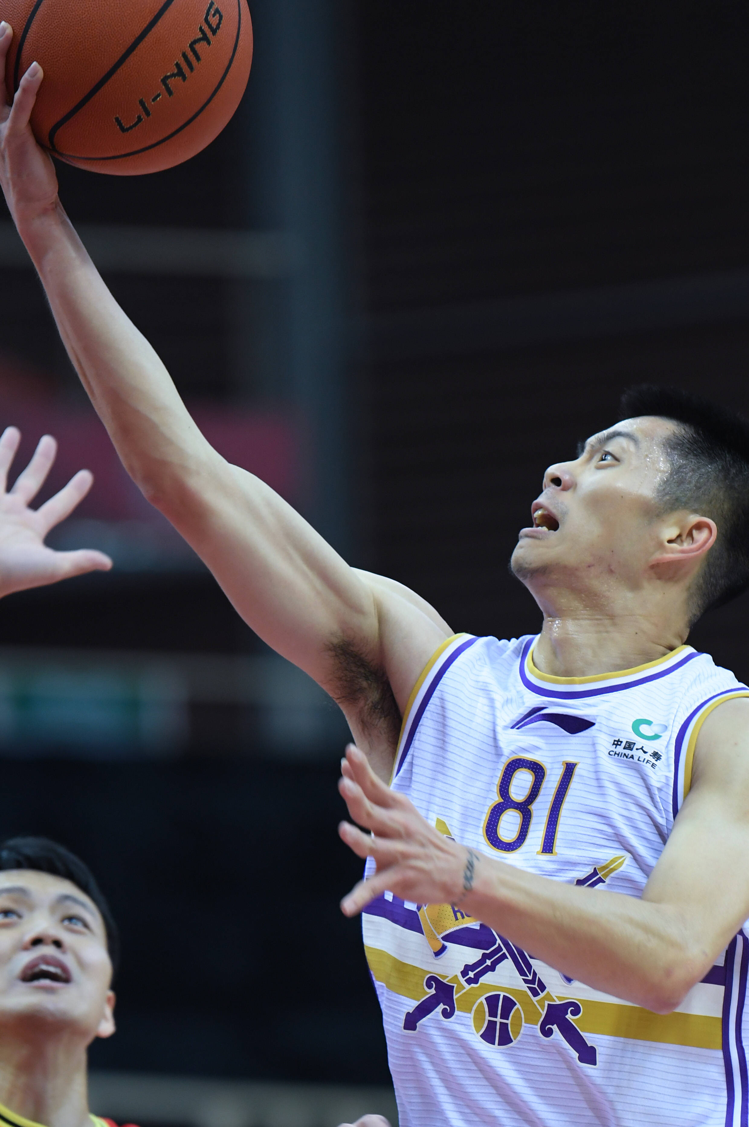 10月30日,北京紫禁勇士队球员王子瑞(右)在比赛中上篮.