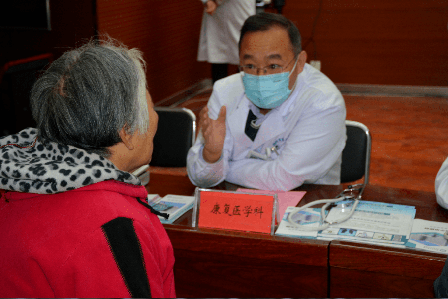神经科杜玉生主任为患者义诊神经科吴洪源主任为患者义诊为居民进行