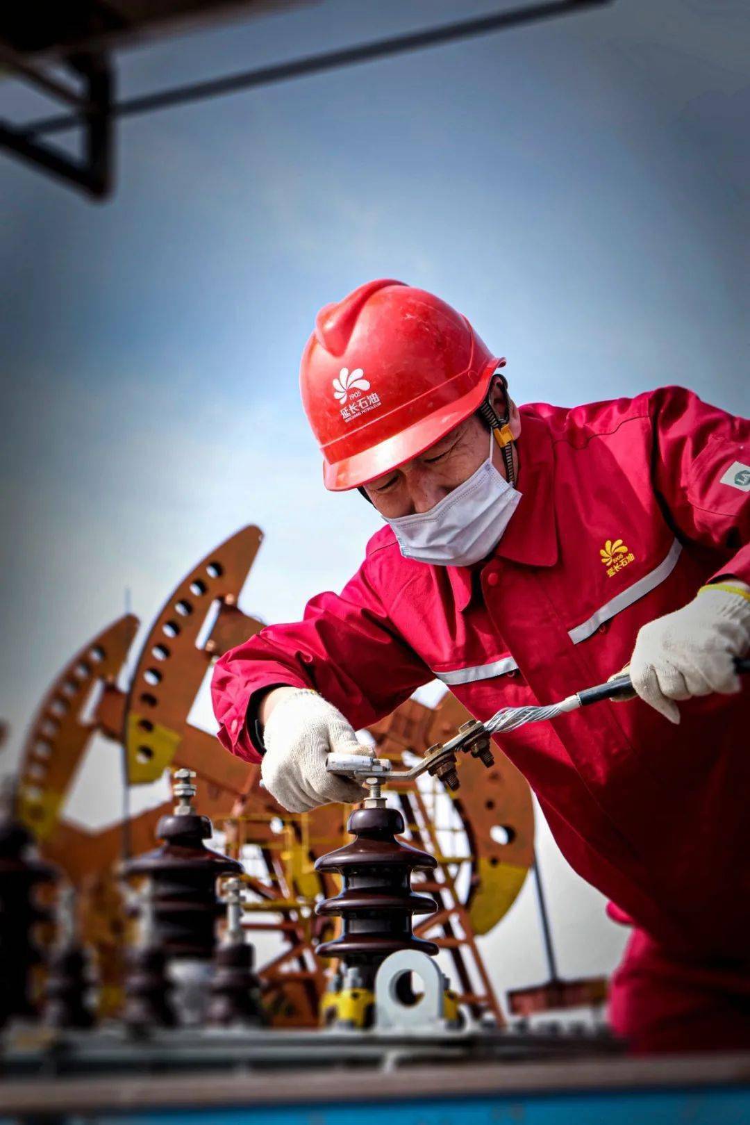 吴起采油厂职工王伟摄影作品双双荣获集团公司摄影大赛金奖!