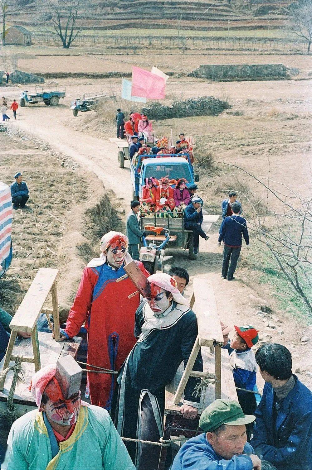 1990年代,陕西,贴对联.赵利文/摄.