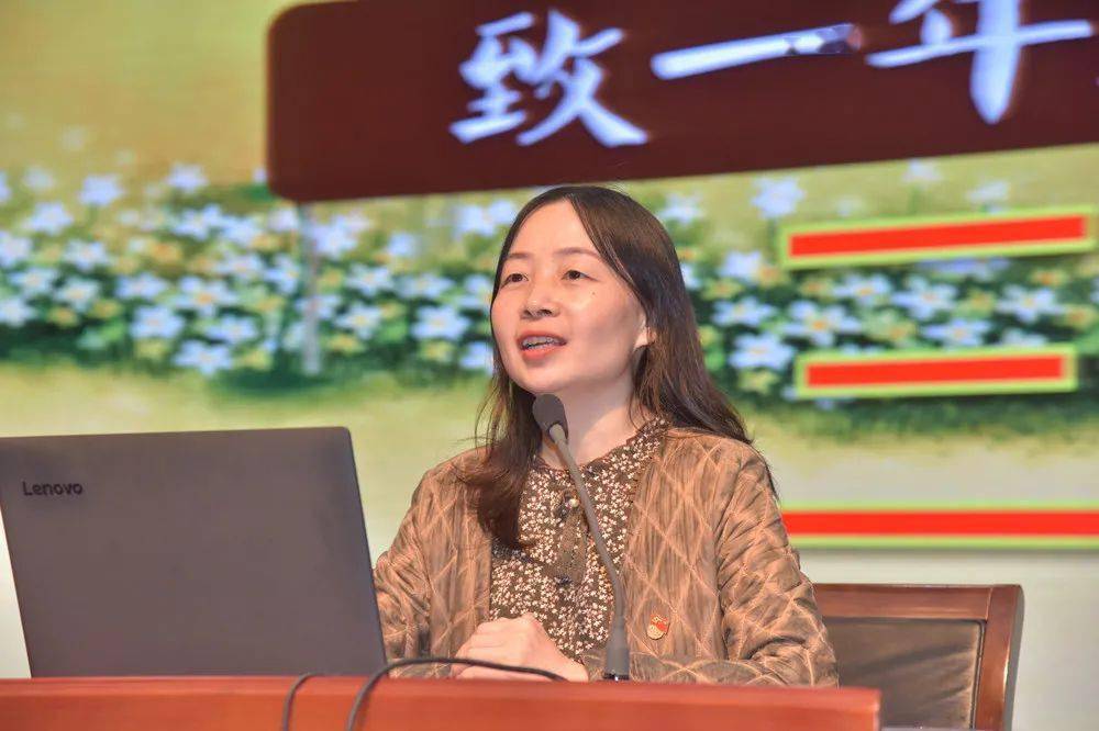 江苏省小学语文特级教师,洛社中心小学党委书记,校长李勤老师给全体