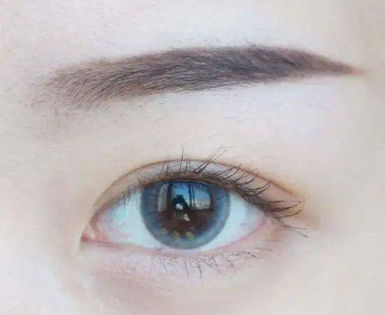 剑眉的特点就是,眉色偏浓同时眉形直线上扬,毛流利落,不杂乱卷曲,看