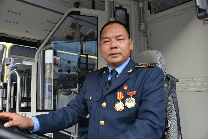 网连中国各地干群热议02奋斗新时代共谱全新未来