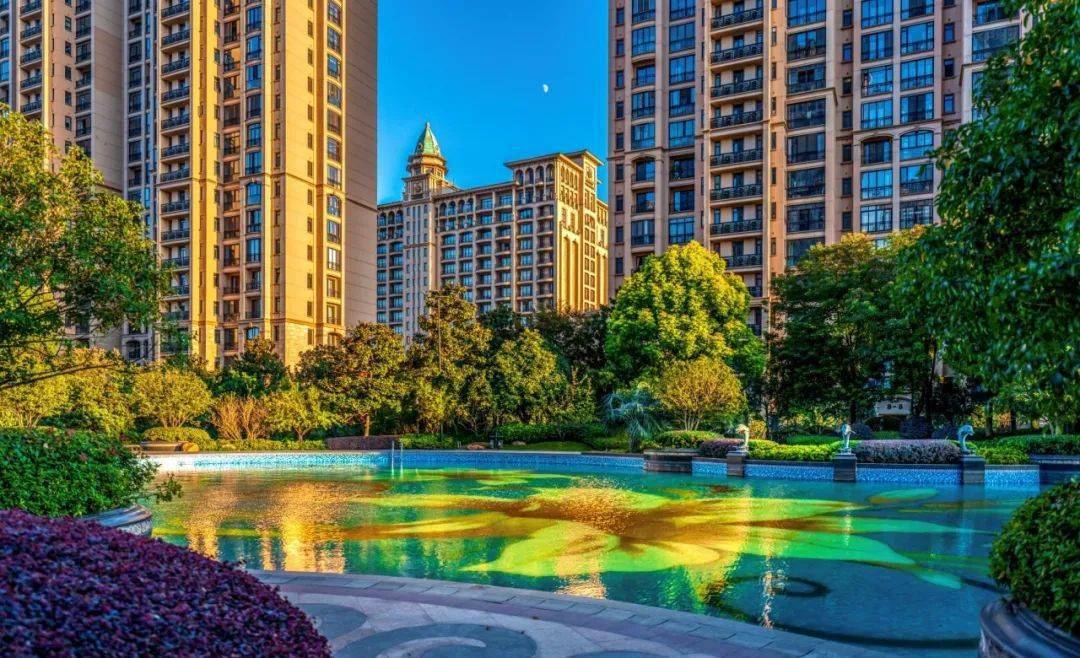 鹅黄,草绿交错其中紫红,金红,深红互相交叠▽五彩斑斓▲西安星河湾