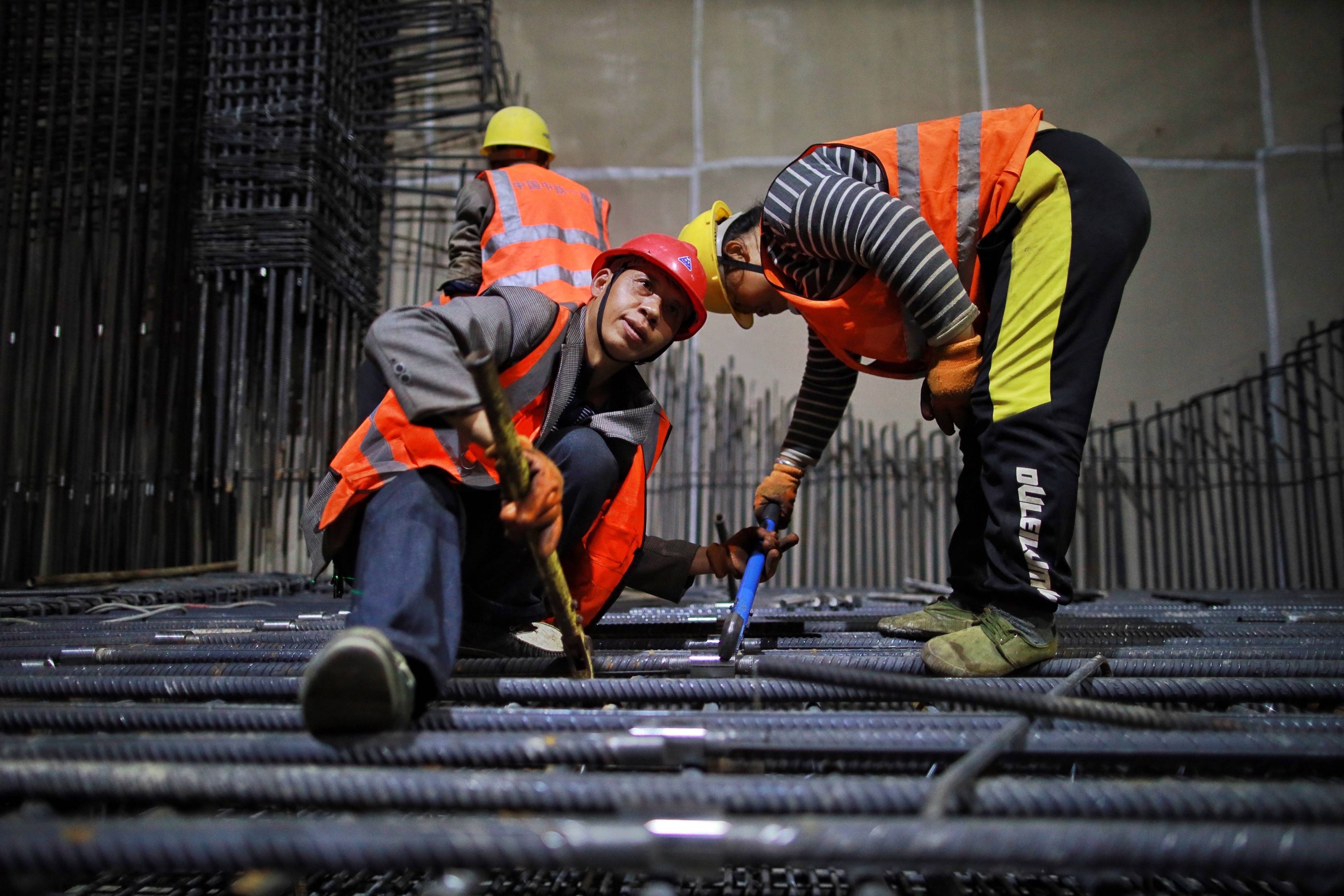 10月31日,中铁一局建设者在花溪公园站内捆扎钢筋.