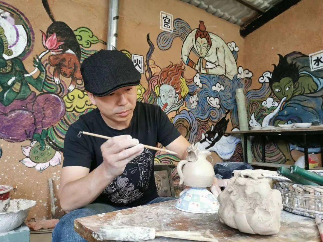 手艺人邵华让丽江屋顶上的瓦猫走进生活