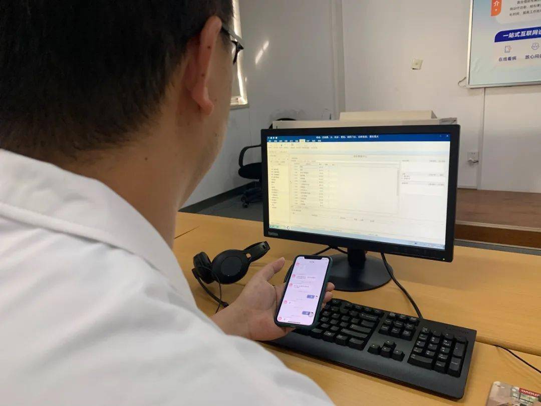 医生正在进行线上问诊(中国日报网 许聃摄)