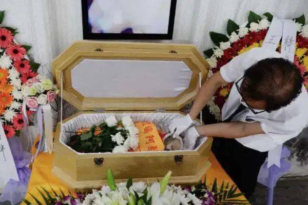 首先说头七回魂夜,据老人讲,这是死者去世后第一次回来探望他的亲人.