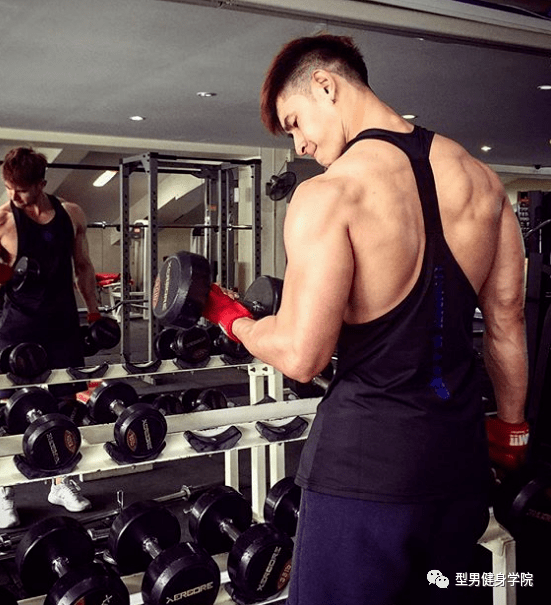 哆啦a梦出了成人版那个大胸肌肉男的胸肌真好看