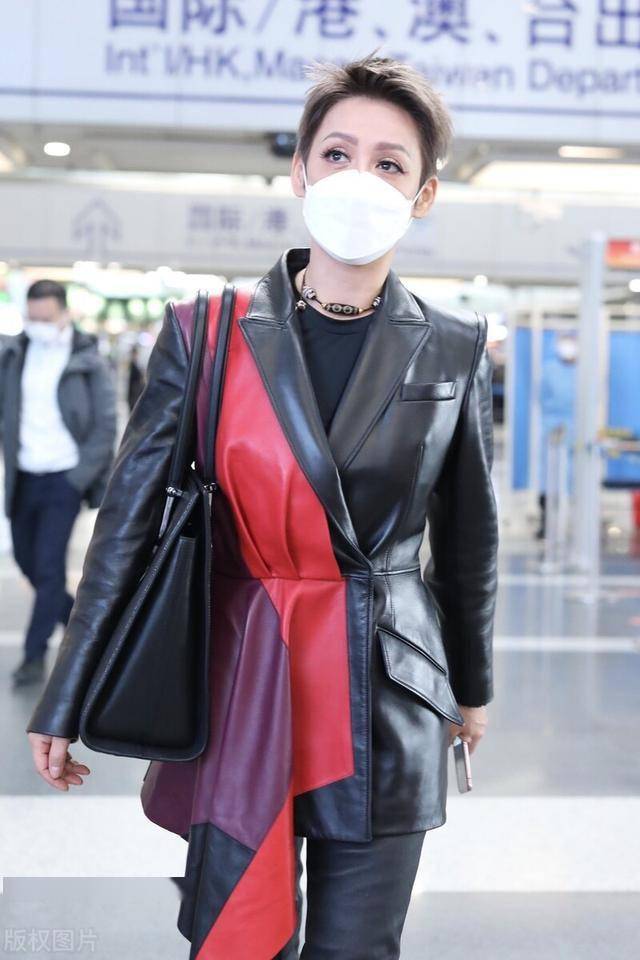 宁静一袭黑色皮夹克现身机场,短发干练尽显御姐范